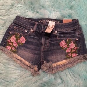 Jean shorts with floral embroidery